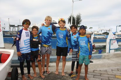 El ecuatoriano (tercero desde la izquierda) junto a otros integrantes del equipo en el regional en Salinas.