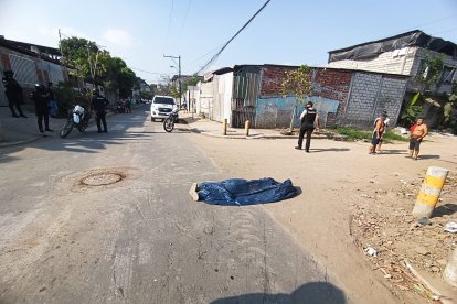 en el Bloque 21 de la Cooperativa Valle de la Flor, se encontró el cuerpo de una mujer sobre la calzada