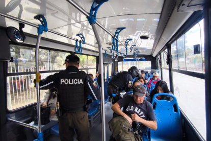 La policía ha intensificado los operativos dentro de los buses.