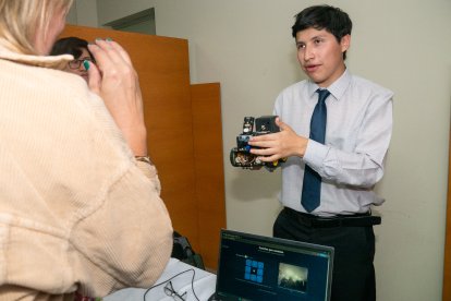 Erick Flores muestra su diseño al público mientras detalla sus funciones.