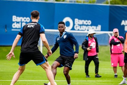 Juan Cazares (i) registra 3 goles y 4 asistencias en 19 partidos con Independiente en la LigaPro 2025. Su equipo ha logrado el 72.84 % de los puntos en el torneo