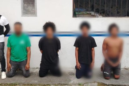 Los cuatro detenidos fueron presentados por la policía y pertenecerían a la banda Los Lobos.