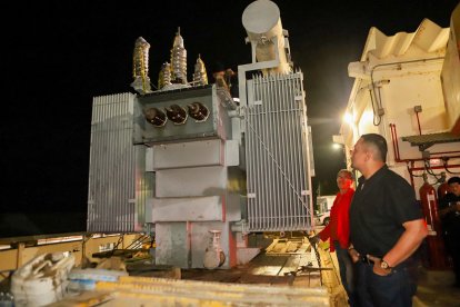 El alcalde Vicko Villacís supervisa las maniobras para el traslado del transformador desde la planta La Toma, en Guayaquil, hasta Esmeraldas.