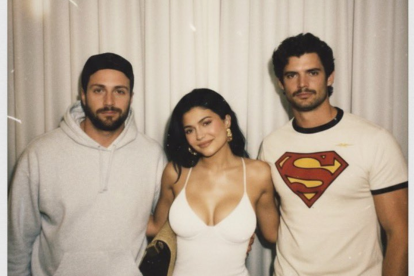 Imagen generada con inteligencia artificial muestra una foto Polaroid realista junto a una celebridad famosa.