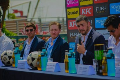 Andrés Larrea (c) y Mateo Miranda (i), presidente y gerente, respectivamente, son las mentes maestras detrás de la Liga Nacional de Ecuavóley que ya piensan en la edición 2026.