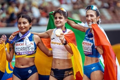 Paula Torres con la bandera y la medalla de bronce mundial, tras hacer un tiempo de 2h42:44 en los 35 km marcha que le valió además romper el récord nacional.
