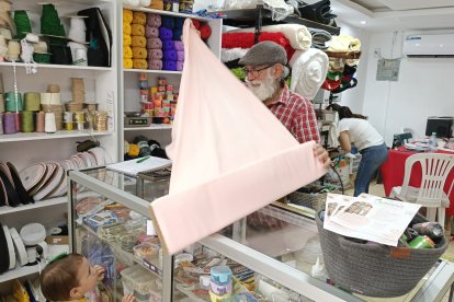 Con manos precisas, don Marún alista la tela para el corte en Casa Marunza.