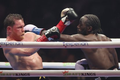 Terence Crawford (d) fue claramente superior  experimentado mexicano que deja escapar un posible retiro a sus 35 años.