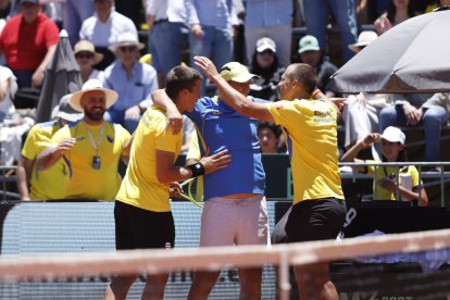 Los tenistas bosnios Mirza Basic (d) y Nerman Fatic (i) celebran el triunfo en el partido de dobles de la Copa Davis