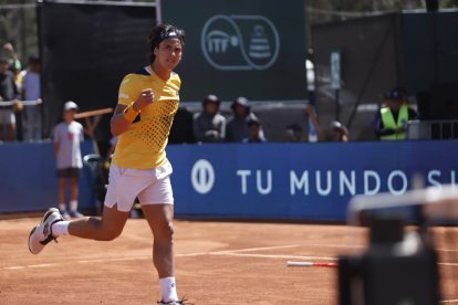 El tenista ecuatoriano Álvaro Guillen festeja la victoria sobre Damir Dzumhur en la Copa Davis.