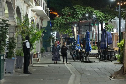En la misma calle peatonal que de día está activa, al caer la noche pierde dinamismo.