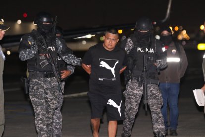 Alias Topo en su arribo a Guayaquil para su traslado a La Roca.