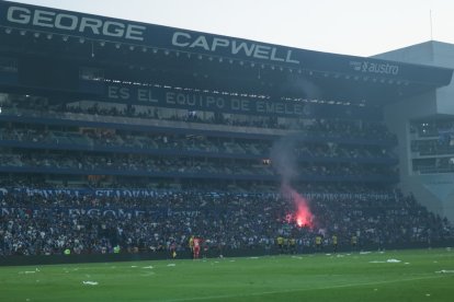 El encendido de bengalas fue una constante no solo durante el segundo tiempo de los incidentes, sino desde el inicio del cotejo.