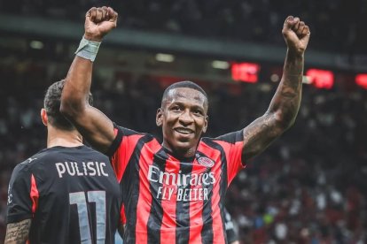 Pervis Estupiñán sigue consolidándose como titular del AC Milan en la Serie A 2025-2026.
