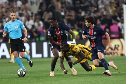 Willian Pacho es titular fijo en la defensa de PSG.