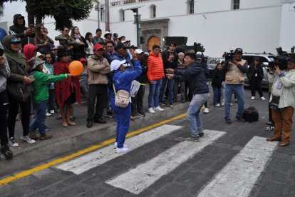 Ciudadanos se han instalado frente a la gobernación de Cotopaxi a la espera de verle al presidente Daniel Noboa. (Gloria Taco y cortesía)
