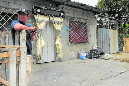 Las víctimas estaban en la vereda de la vivienda cuando se produjo el ataque. Los agresores utilizaron pistolas y un fusil.