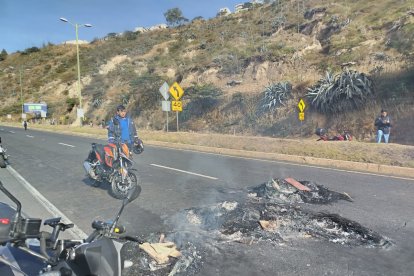 Manifestantes bloquearon una vía por el alza de combustible diésel.