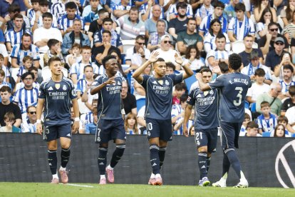 El francés Kilyan Mbappé (c) comandará el ataque del Real Madrid.