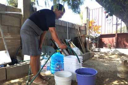 Las personas empezaron a coger agua en todo tipo de recipiente para enfrentar el corte