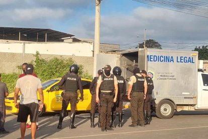 Momentos en que agentes levantaron el cuerpo del taxista acribillado en Muey la tarde del lunes 15 de septiembre de 2025.