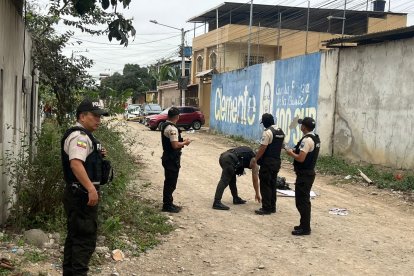 Los restos fueron abandonados en una funda negra en una calle de tierra.