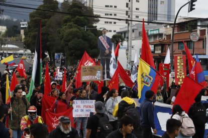 Estudiantes marchan en contra del gobierno de Daniel Noboa.