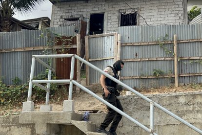 En la vivienda donde se registró la masacre aún se observan las huellas del brutal ataque.