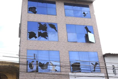 El atentado con explosivos dejó graves daños en la fachada de este edificio.