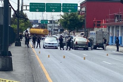 El cuerpo de Jhon Quiroz quedó dentro del carro con varios impactos de bala.