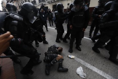 Uno de los manifestantes fue sometido en el suelo por la Policía.
