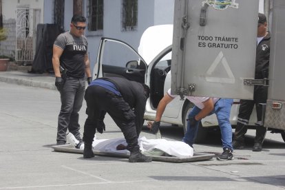 El cuerpo fue llevado a la morgue en un carro de Medicina Legal.
