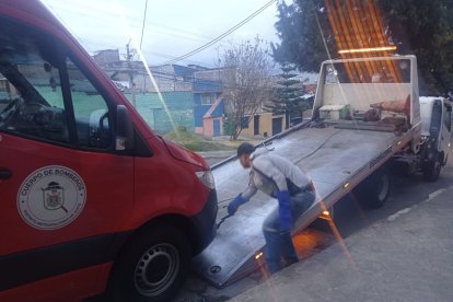 Esta es la ambulancia afectada, la cual tuvo que ser retirada en una plataforma.