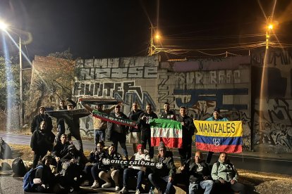 Varios hinchas colombianos llegaron en la madrugada del miércoles 17 de septiembre a Quito.