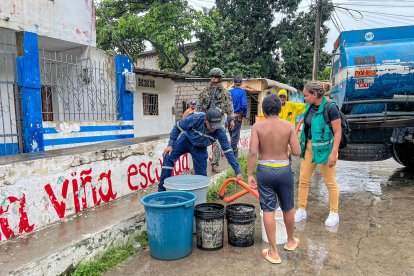Militares controlan la correcta distribución de agua potable mediante tanqueros en varios sectores de Esmeraldas.