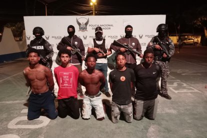 Los cinco detenidos fueron presentados por la Policía Nacional antes de ser entregados a la justicia.