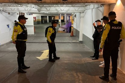 Los agentes levantaron 25 indicios balísticos dentro del cabaret, en el norte de Quito.