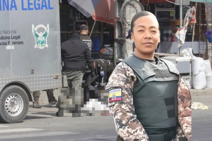 l cuerpo de Lesly Reina quedó tendido en la vía. La policía llegó al lugar y realizó las pericias.