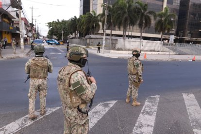 Personal militar y policial cerró varias calles para controlar la novedad.