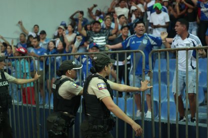 Emelec cayó ante Barcelona en el estadio Capwell y desató el enojo de su hinchada.