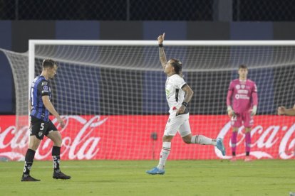 El delantero Dayro Moreno (i) festeja uno de los dos tantos que marcó en la victoria de Once Caldas sobre Independiente