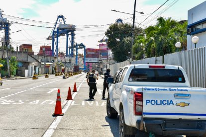 La Policía Nacional suele visitar los exteriores de los puertos para brindar protección.
