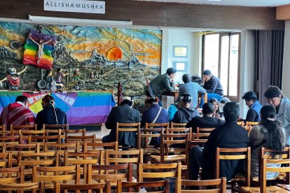 Gremios indígenas se concentran para saber si hay no paro nacional.