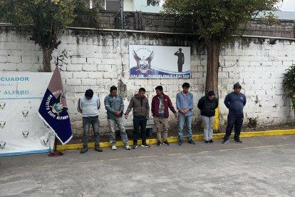 Los siete aprehendidos serían llevados ante las autoridades para que determinen su situación legal.
