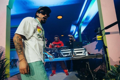 Demanda millonaria contra Bad Bunny por uso de la 'casita' de la residencia en Puerto Rico.