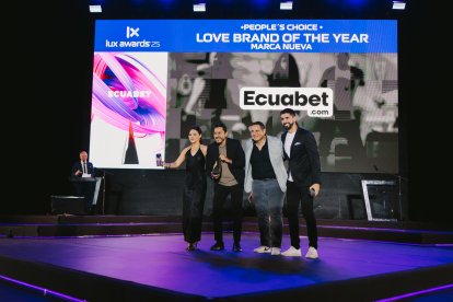 Ecuabet celebró junto a los hinchas su segundo reconocimiento consecutivo