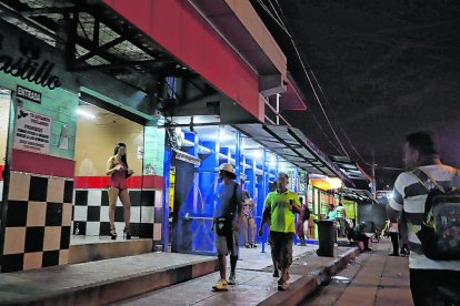 Los dueños de los locales en el barrio de tolerancia dicen que la delincuencia y el alza de precios los tienen al borde de la quiebra.