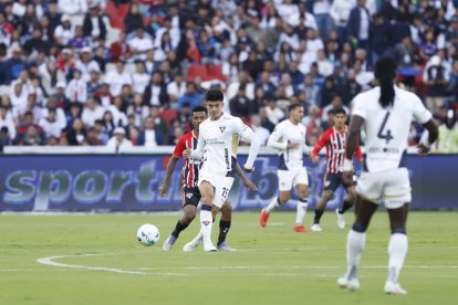 Liga de Quito y Sao Paulo juegan en el estadio Rodrigo Paz Delgado.