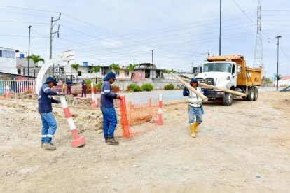 Personal de Obras Públicas ejecutaba tareas de remoción de material pétreo en una zona en la que se construirán estructuras destinadas para la práctica de fútbol y box.