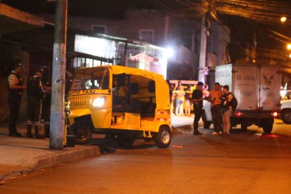La tricimoto de la víctima terminó estrellada con un poste de luz.